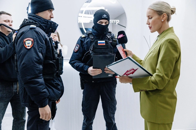Сейчас муж Елены занимается ее безопасностью на шоу | Источник: канал «Пятница!»