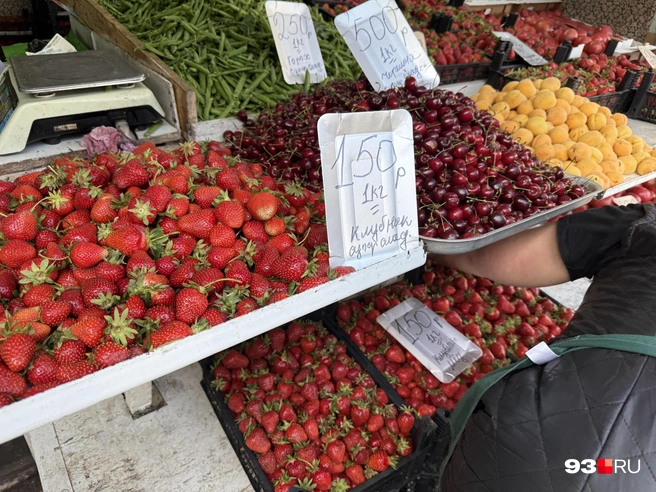 Продавцы обещают супер сладкую клубнику | Источник: Валерия Дульская / 93.RU