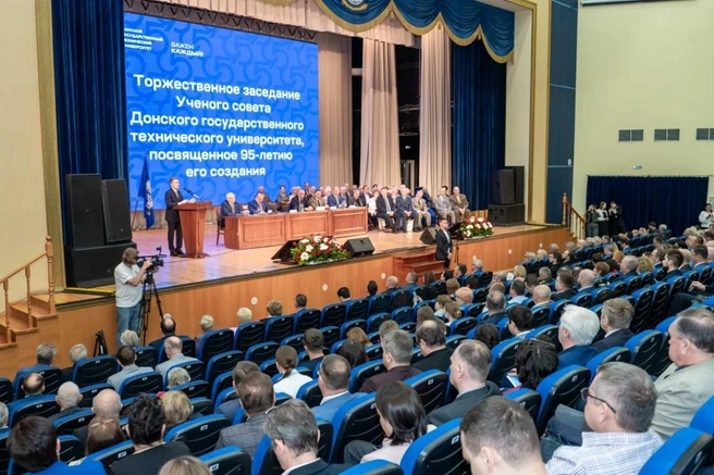 На торжественном ученом совете отметили, что вуз готовит студентов востребованных профессий | Источник: фотограф Управления информационной политики ДГТУ Никита Новохацкий