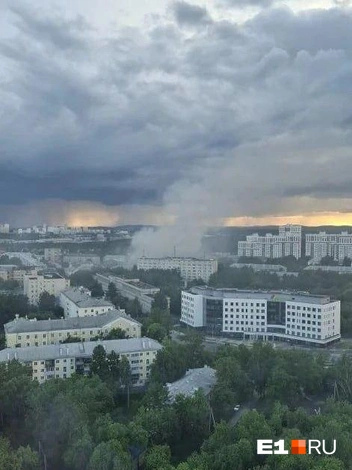 Дым от пожара видно даже на ВИЗе | Источник: читатель E1.RU
