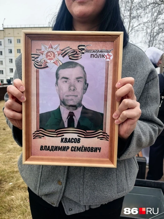 Анжела пришла к Мемориалу Славы с портретом дедушки | Источник: Анастасия Шевякова / 86.RU