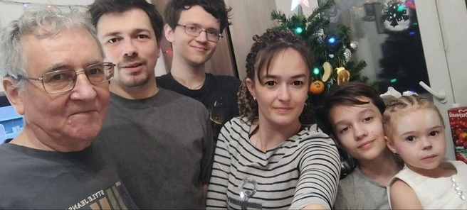 На фото Ксения с отцом, мужем (второй слева) и детьми. Старший сын&nbsp;— на заднем плане | Источник: Ксения