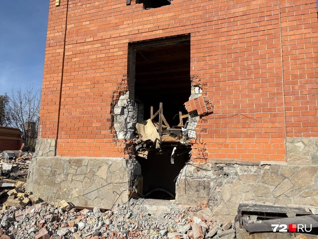 В зданиях местами такие огромные дыры. Дома и помещения идут под снос | Источник: Мария Токмакова / 72.RU