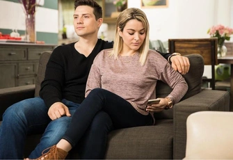 «С мужем стало скучно, влюбилась в другого и теперь не знаю, как поступить. Все равно сохранять семью?»