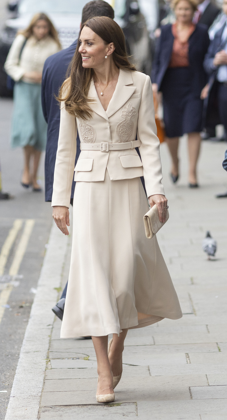 Ванильное безе: Кейт Миддлтон в костюме Self Portrait подтвердила титул королевы делового стиля