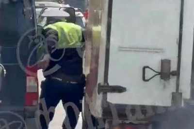 Водитель фургона стал фигурантом дела после протаскивания инспектора