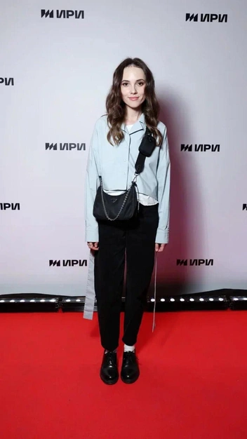 Ничего лишнего: Стася Милославская в стильном образе показала, как следовать тренду на минимализм | marieclaire.ru