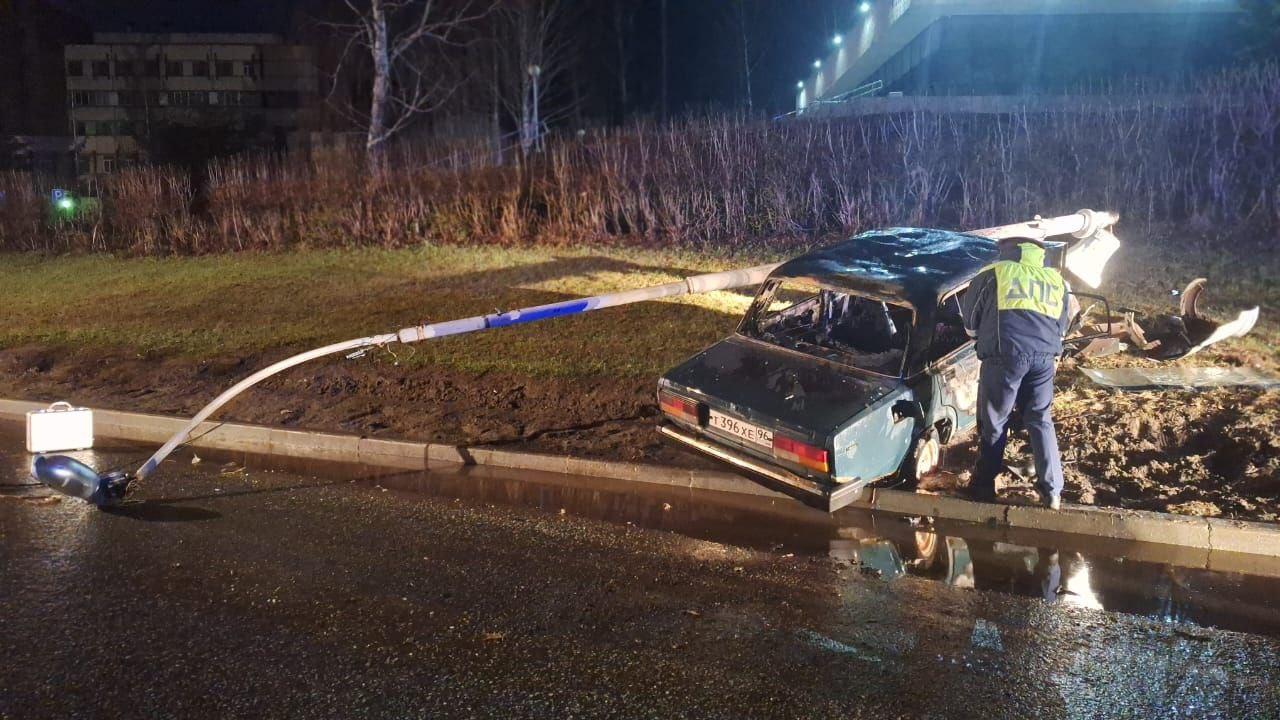 На Урале водитель слетел с дороги и врезался в опору электропередачи,  мужчина погиб на месте - 26 апреля 2024 - Е1.ру