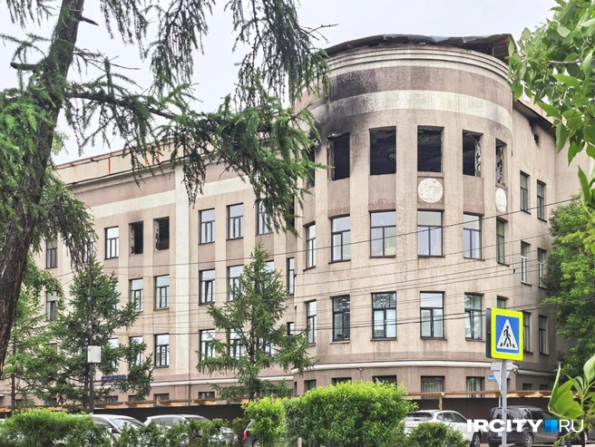 Окна выгоревших помещений до сих пор ничем не закрыты, но на крыше появились уже деревянные конструкции. | Источник: Алёна Кашпарова / «ИрСити»