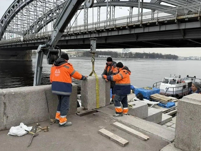 У Большеохтинского моста ремонтируют спуск к воде | Источник: СПб ГБУ «Мостотрест»