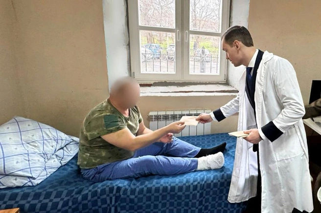 Горцевской навещает военного в госпитале | Источник: zsro.ru