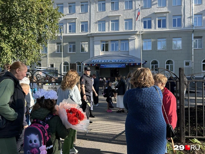 На входе во все школы стоят сотрудники полиции | Источник: Кристина Полевая