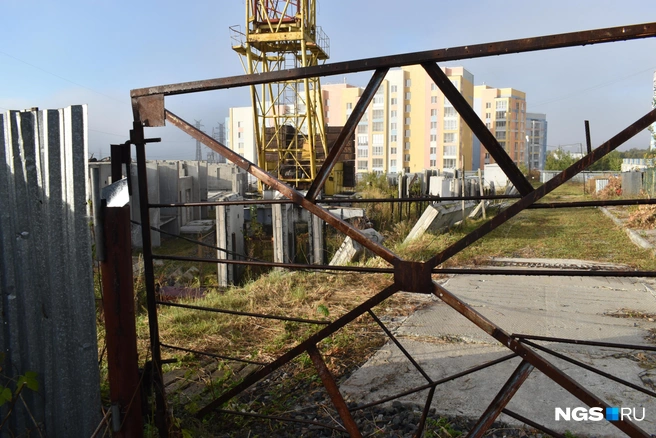 Срок действия последнего разрешения на строительство — до 30 сентября 2025 года | Источник: Рихарда Лем / NGS.RU