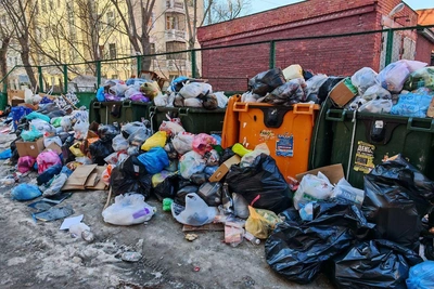 Екатеринбург: снег мешает вывозу мусора с десятков площадок