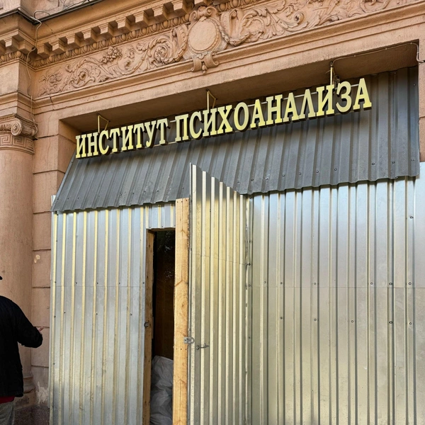 Исчезновение дореволюционной плитки на Большом проспекте Петроградской стороны обеспокоило петербуржцев | Источник: Телеграм-канал Ксении Сидориной