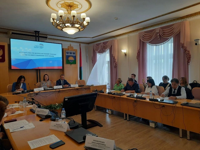 В Тюмени Татьяна Буцкая также приняла участие в круглом столе по вопросам ранней помощи детям  | Источник: Информационный центр правительства Тюменской области 