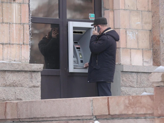 Снимать все накопления, по словам экспертов, не нужно. Но и про наличку забывать не стоит | Источник: Дарья Пона