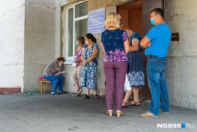 Томографии ждут по шесть часов. Потом те, кто не попал в число «пятидесятников», садятся в такси и автобусы и едут лечиться домой | Источник: Елена Латыпова