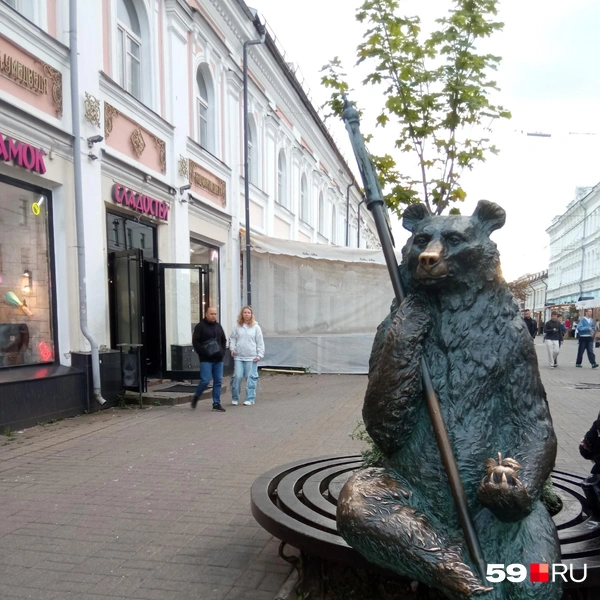 На ярославской пешеходке «отдыхает» вот такой мишка с секирой — один из символов города | Источник: Вероника Свизева / 59.RU