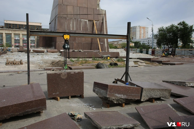 Такой вид открылся после демонтажа плит постамента | Источник: Константин Завриков / V1.RU