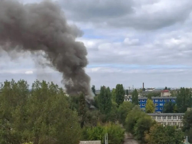 Заброшенный дом регулярно вспыхивает и угрожает детскому саду пожаром | Источник: читатели V1.RU