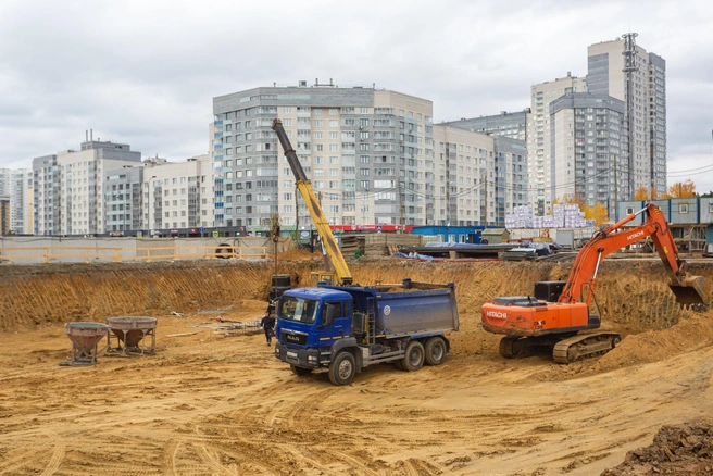 Сейчас рабочие занимаются устройством котлована — здесь будет подземный паркинг | Источник: PRINZIP