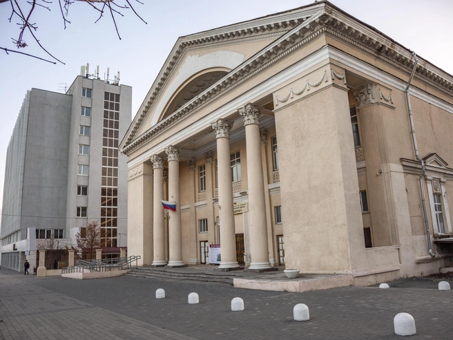 К Новому году здание планировали увидеть в фирменных цветах Росмолодёжи | Источник: Константин Завриков / V1.RU