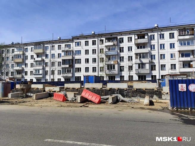 Вероятно, часть стены в грунте станции «Луганская» под окнами расселяемого дома | Источник: Игорь Мещанев / MSK1.RU