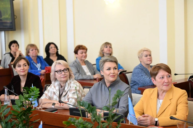 Многодетным семьям и активным участницам «Женского движения» вручили награды | Источник: пресс-служба правительства Ярославской области