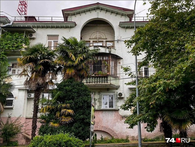 Дома, будто в Челябинске на ЧМЗ, но в окружении пальм | Источник: Виталий Гущинский