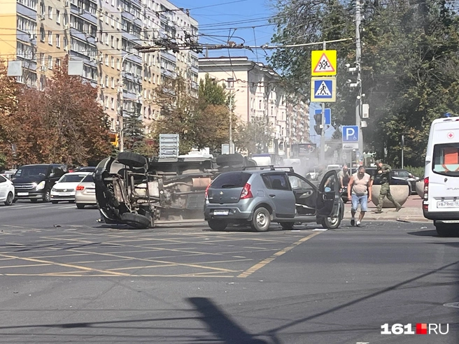 К перевернувшемуся автомобилю быстро подбежали люди, но их оттащили, видимо, испугались возгорания | Источник: Ксения Могильницкая / 161.RU