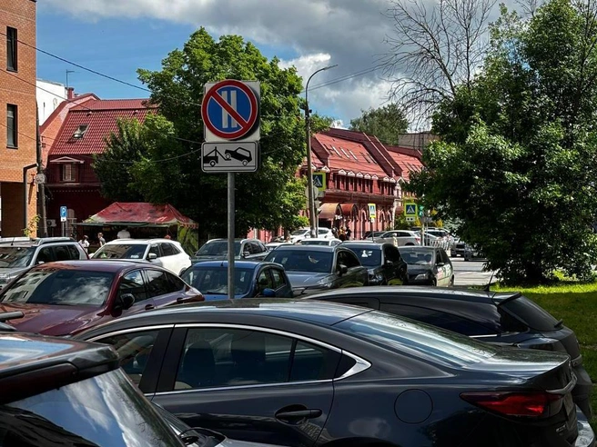 Жители комплекса жалуются на неудобства при парковке | Источник: Ксения Ткаченко / 76.RU
