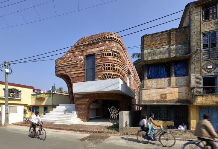 В Индии открыли общественный центр с необычным кирпичным фасадом
