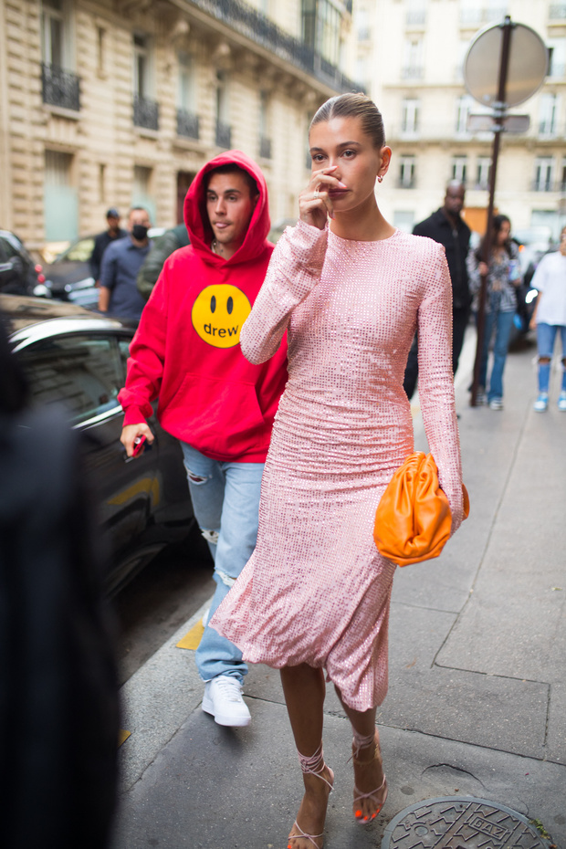 Фото №2 - На романтическую прогулку по Парижу в розовом платье с сотней кристаллов: новый выход Хейли Бибер