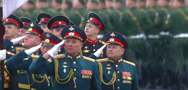 Парад Победы проходил в этом году под снегом