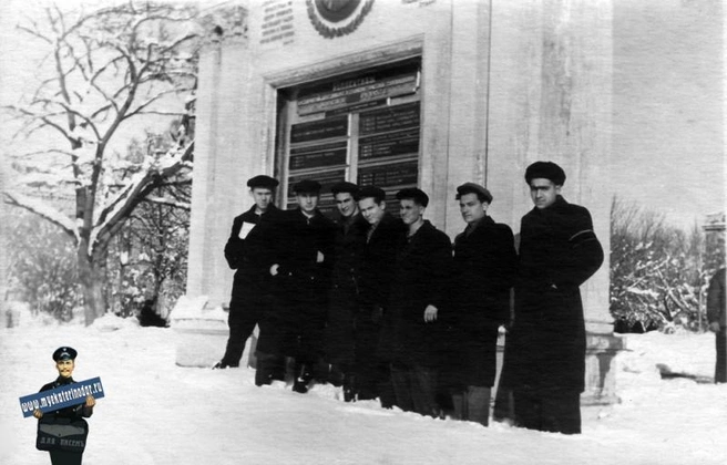 7 марта 1953 года. Первомайский сквер (сейчас — сквер им. Жукова). У одного из парней траурная повязка по случаю смерти Сталина. По фото так и не скажешь, что уже наступила весна | Источник: Фото из семейного архива Юлия Ерохина / myekaterinodar.ru