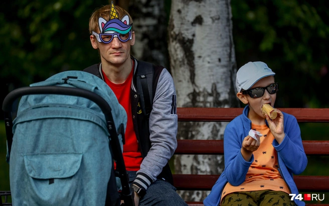 Папа в беде не бросит, лишнего не спросит — ну а вы поздравьте его с Днем отца | Источник: Наталья Лапцевич / 74.RU