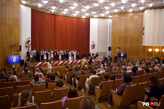 Награждали одиннадцатиклассников, у которых за 10-й и 11-й классы были только пятерки. Также учитывались результаты ЕГЭ: нужно было сдать русский язык минимум на 75 баллов, а математику&nbsp;— минимум на 75 баллов либо получить пятерку по математике базового уровня | Источник: Кирилл Поверинов / 76.RU