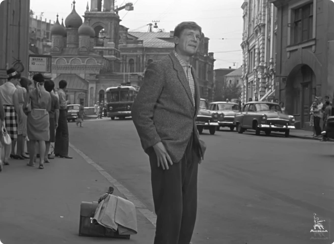 Кадр из фильма и современный вид на Варварку | Источник: Киноконцерн «Мосфильм» / YouTube