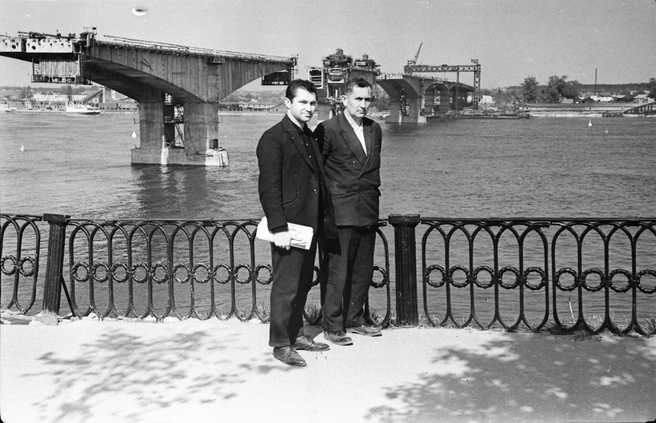 1965 год. Октябрьский мост в процессе стройки | Источник: Виктор Латышев / музей Боевой и Трудовой Славы средней школы № 36