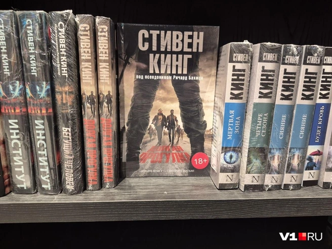 Полистать книгу нельзя&nbsp;— содержимое надежно спрятано за пленкой | Источник: Ирина Яковлева / V1.RU