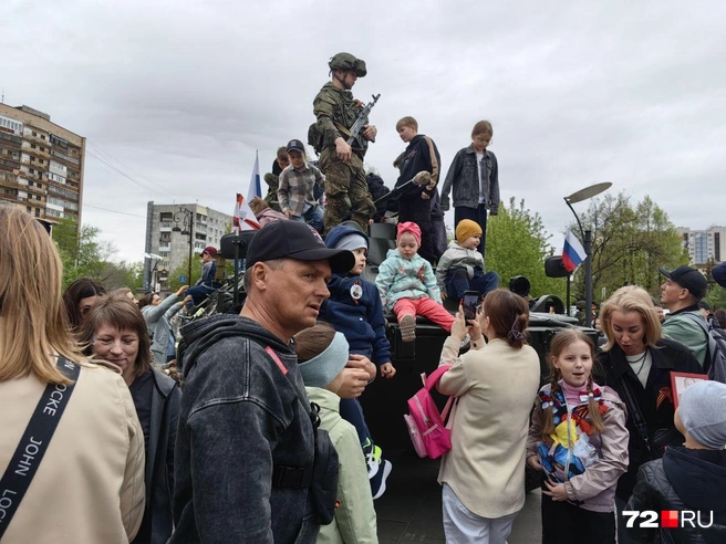 А вот БТР оказался еще более удобным для детей, поэтому малыши буквально облепили его, не оставив свободного места | Источник: Юлия Мальцева/ 72.RU