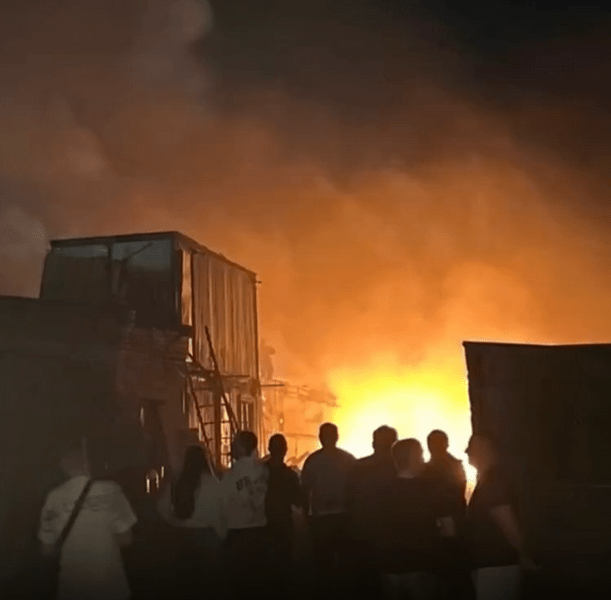 В Домодедове горит автосервис: кадры сильного пожара