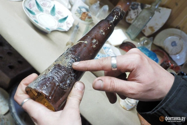 Бутылка Калашниковского пивоваренного завода, который находился неподалеку от Стеклянного городка. Предположительно, на бутылке изображен Николай II, так как одежда напоминает его наряд во время костюмированного бала 1903 года | Источник: Михаил Огнев / FONTANKA.RU