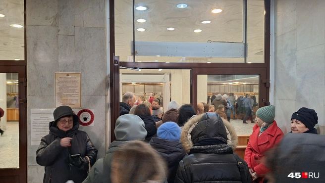 Зрители нескончаемым потоком подтягивались в филармонию  | Источник: Александр Лисихин / 45.RU 