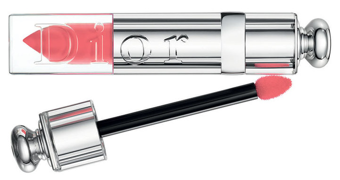 В мае Dior запускает Dior Addict Fluid Stick. Это необычное средство с жидкой текстурой придает губам насыщенный цвет и глянцевый блеск, оставаясь совершенно неощутимым.