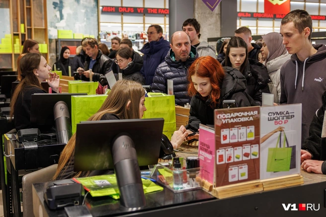 Магазины косметики забиты до отказа&nbsp;— все спешат купить подарки и обналичить подарочные сертификаты | Источник: Алексей Волхонский / V1.RU