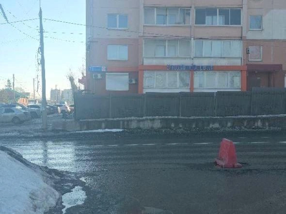 Коммунальные службы установили предупредительные ограждения после откачки жидкости. | Источник: читатель 74.RU