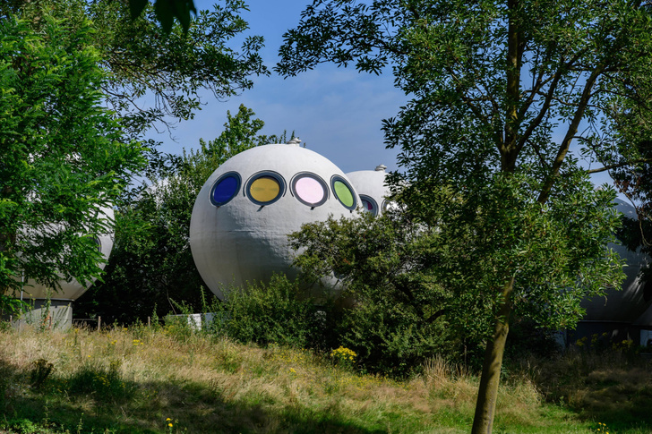 Самые необычные дома мира: шары Bolwoningen в Нидерландах