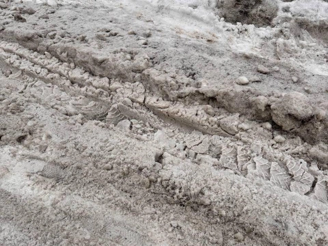 Глубокие колеи на улице Толстого заставляют водителей оставлять машины далеко от домов | Источник: читательница НГС